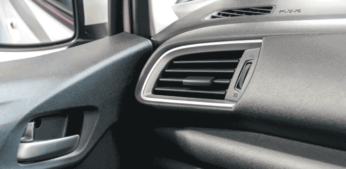 Vreemde geur in de auto? Dat kan gevaarlijk zijn Vreemde geur in de auto? Dat kan gevaarlijk zijn
