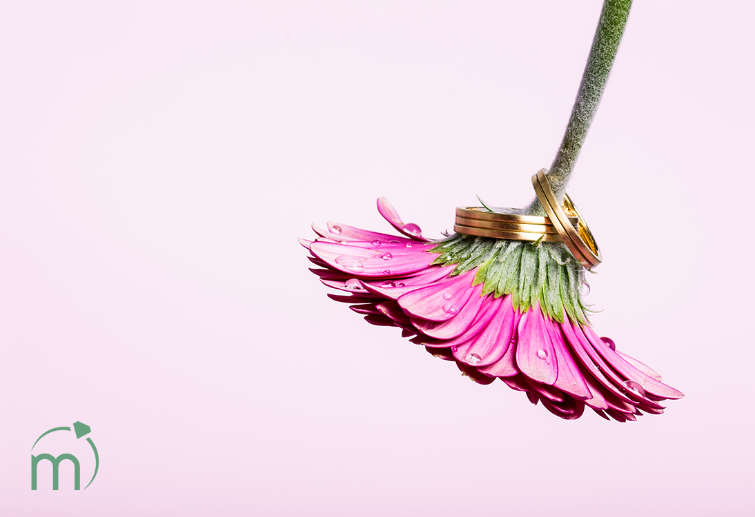 product fotografie gouden trouwringen huwelijk verloving bloem macrofotografie