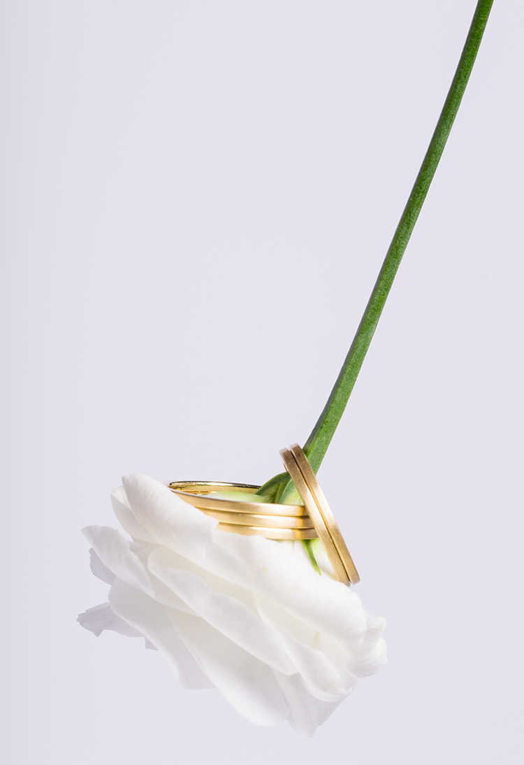 product fotografie gouden trouwringen huwelijk verloving bloem macrofotografie