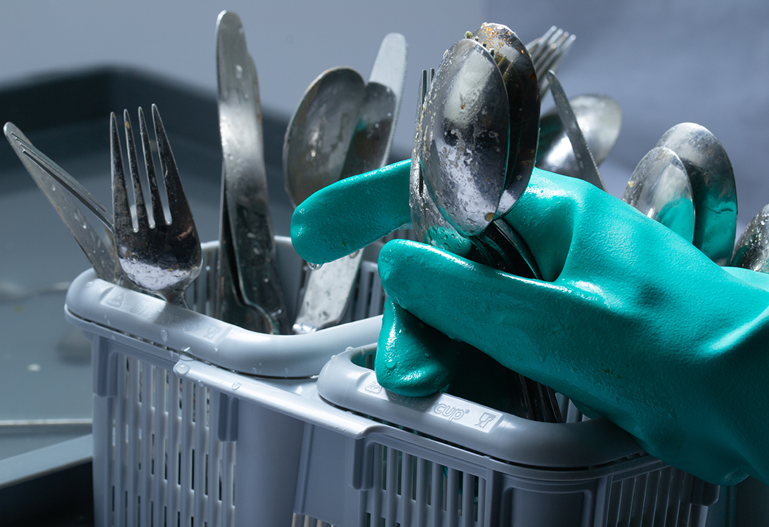 product fotografie hygiene vaatwas professionele reiniging en ontvetten bestek cleaning dishes