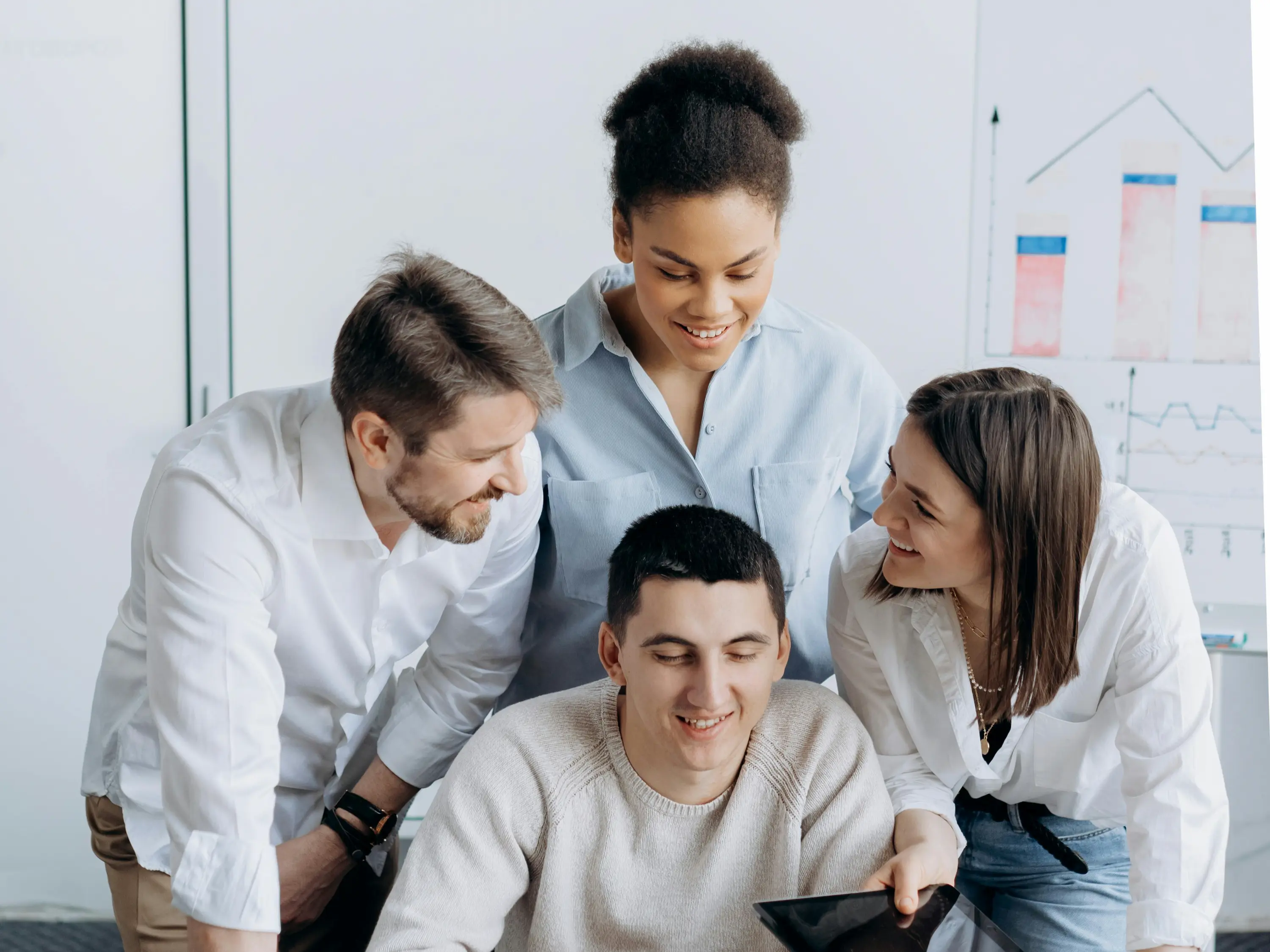 Équipe de cabinet comptable collaborant autour d'un écran pour superviser les dossiers clients via la vue portefeuille Sesha