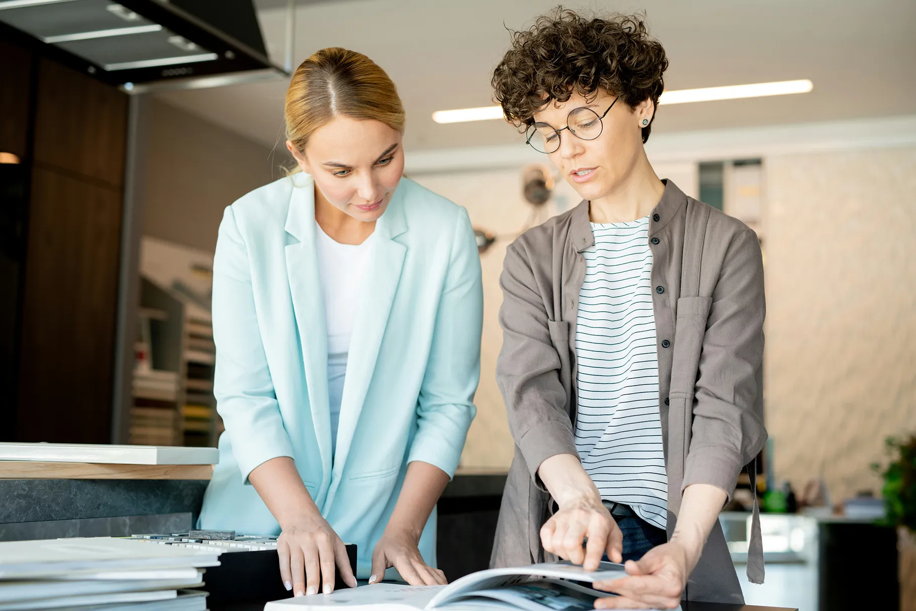 Expert-comptable analysant un dossier pour détecter les points d'attention et anomalies grâce à Sesha