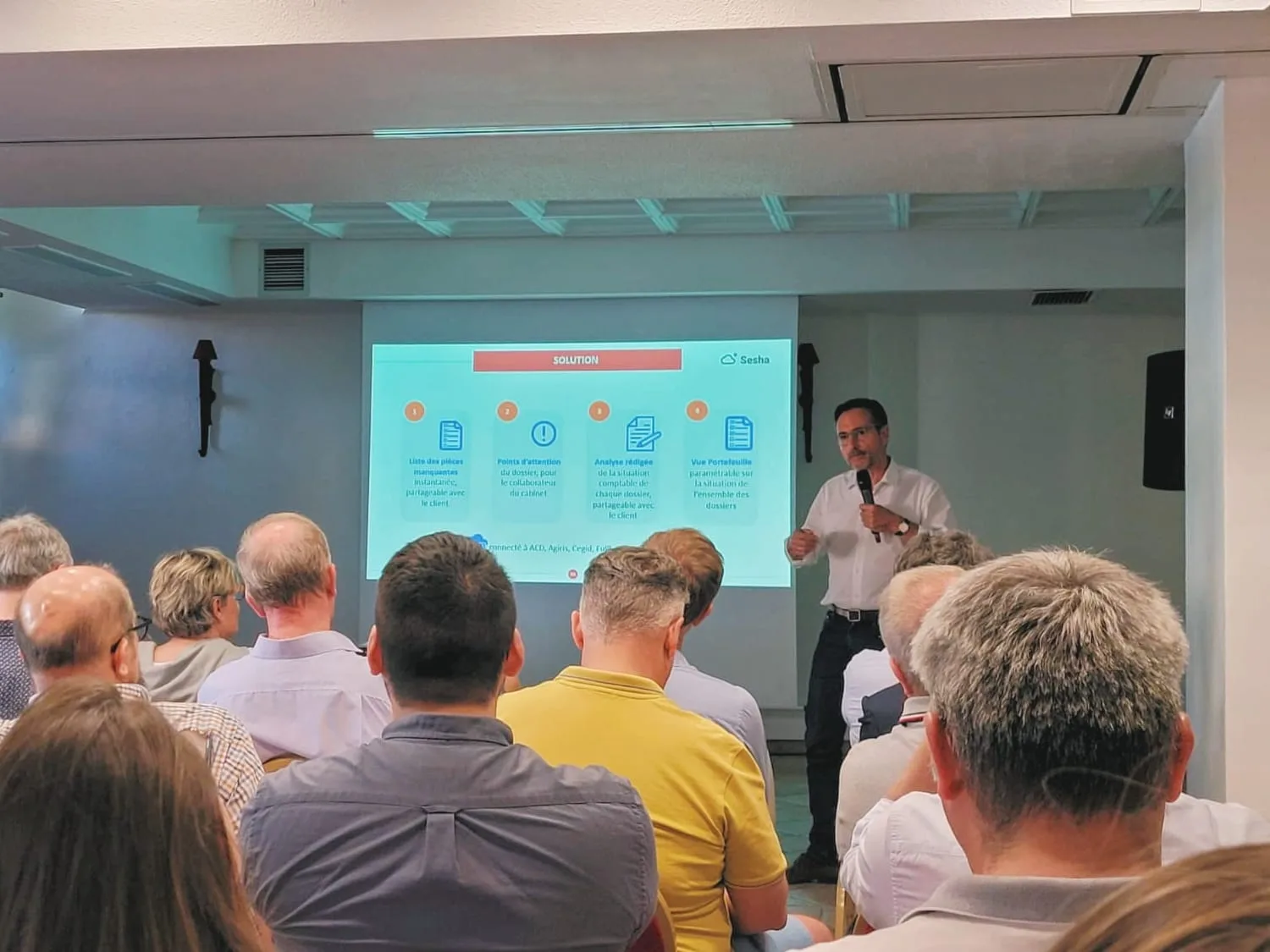 Serge Baudin présentant Sesha lors de la convention Cabex