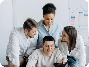 Équipe d'un cabinet comptable utilisant Sesha Collecte et Analyses Collaborateurs d'un cabinet d'expertise comptable analysant ensemble des données financières avec le module Sesha Collecte et Analyses