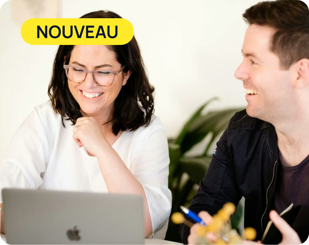 Collaborateurs d'un cabinet d'expertise comptable travaillant ensemble sur ordinateur, image de couverture de l'offre Sesha CRM
