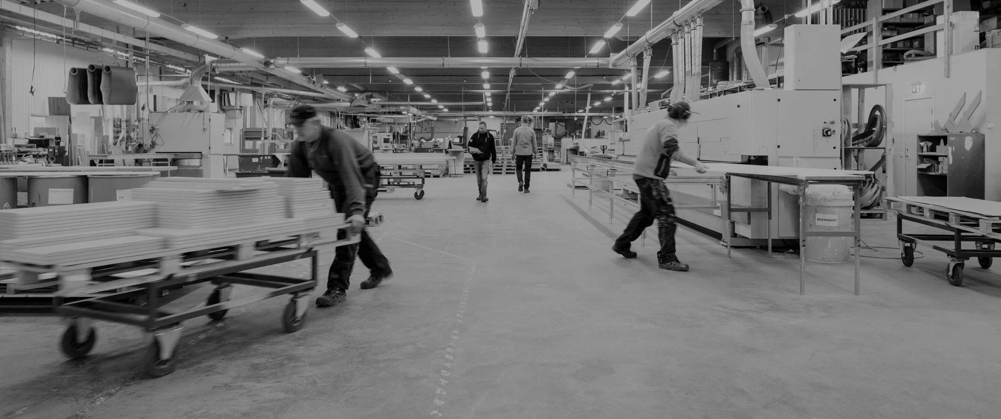 Flera personer som jobbar i fabriken