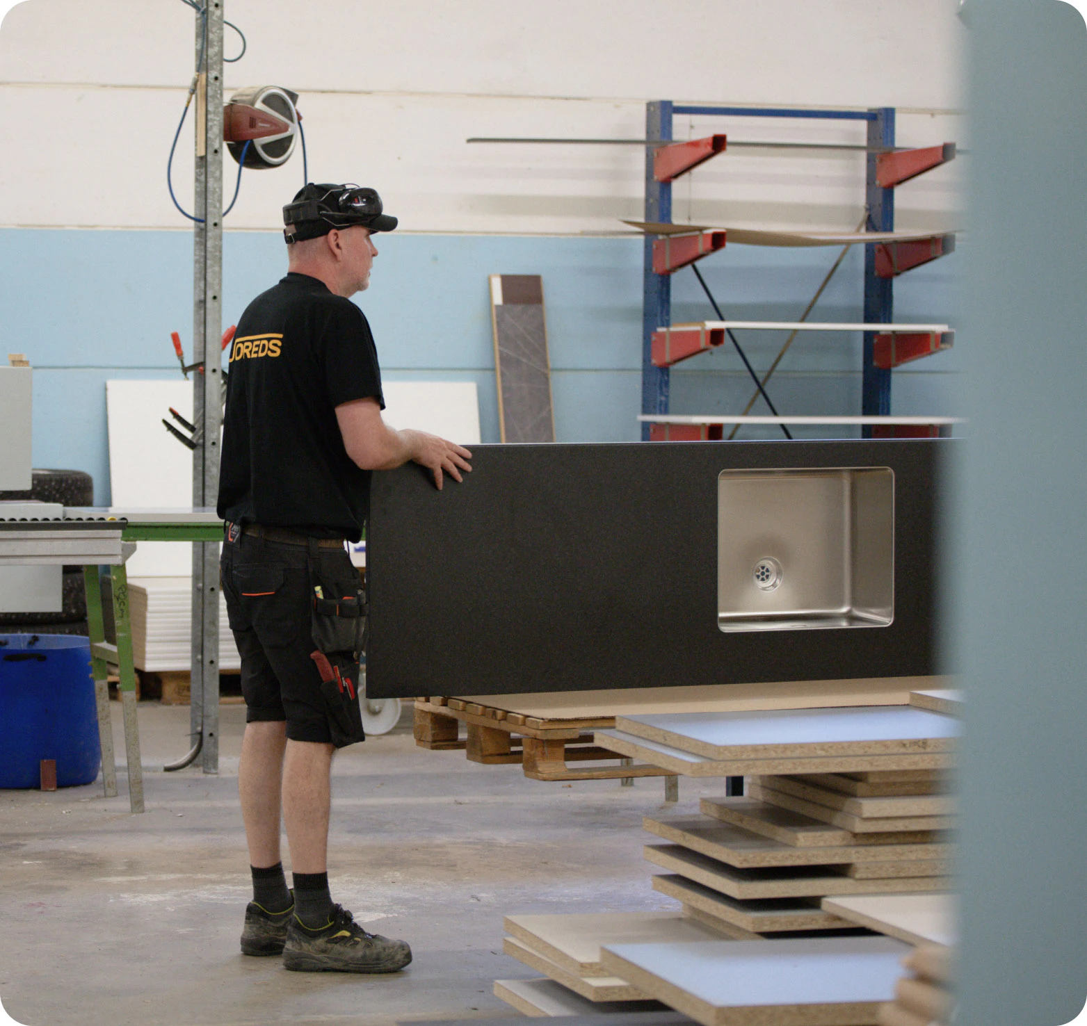 Man som jobbar i fabriken