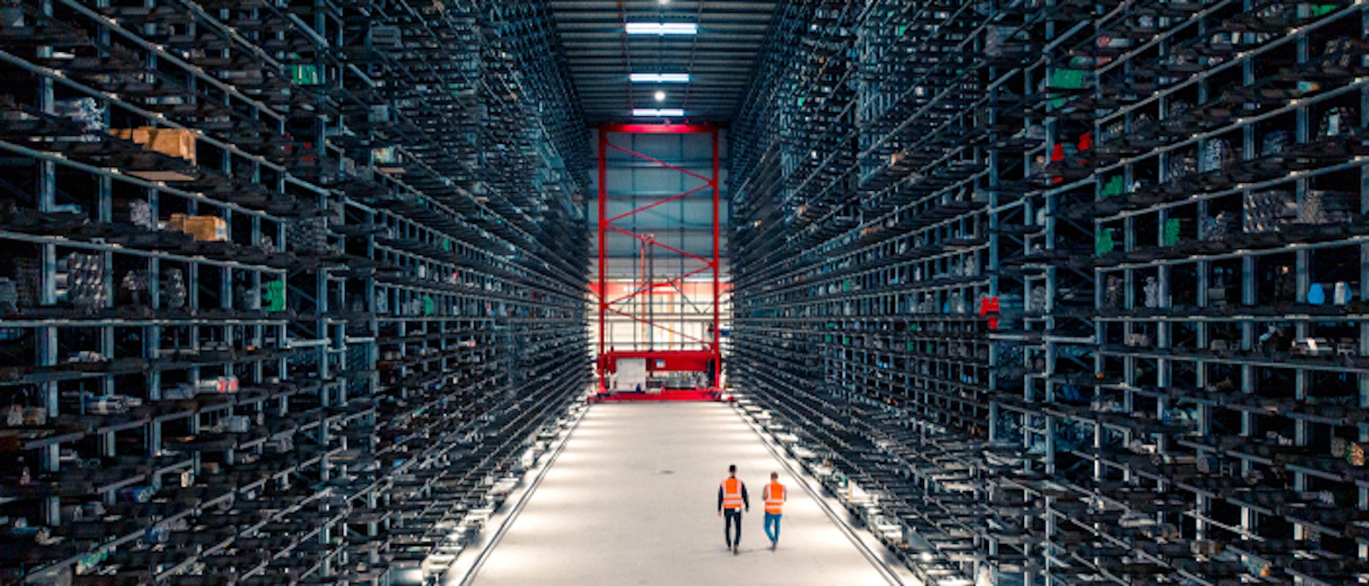 Zwei Mitarbeiter gehen durch das Hochlager der HANS KOHLER AG, dem führenden Händler für Inox in der Schweiz.