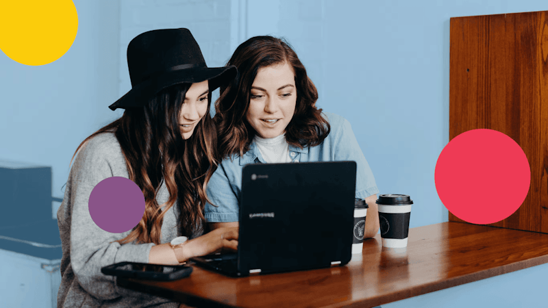 Dwie kobiety zerkające w ekran laptopa. Obrazek do artykułu o tym, jak rozpoznać fałszywe strony internetowe