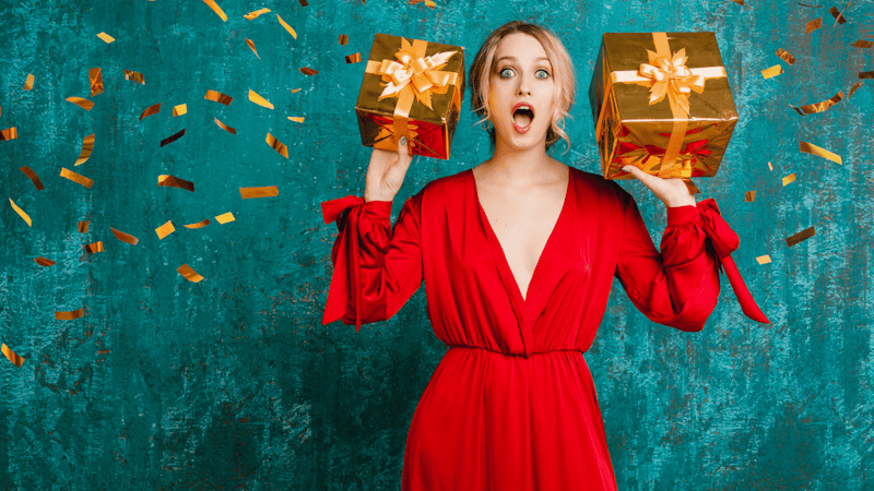 Femme portant une robe rouge et qui tient dans chacune de ses mains un cadeau doré