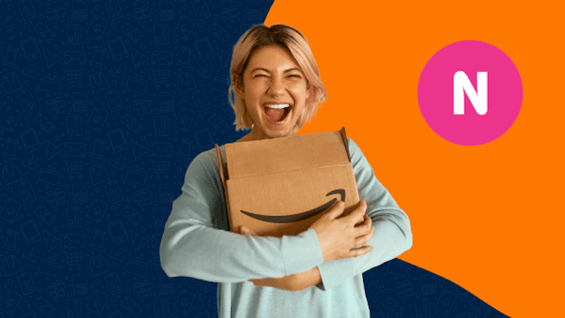 Eine fröhliche Person, die ein Amazon-Paket in den Armen hält. Neben ihr ist das Neosurf-Logo zu sehen.
