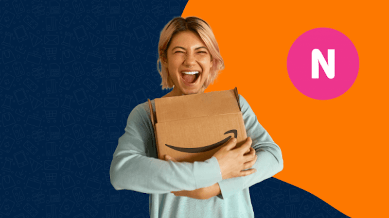 Eine fröhliche Person, die ein Amazon-Paket in den Armen hält. Neben ihr ist das Neosurf-Logo zu sehen.