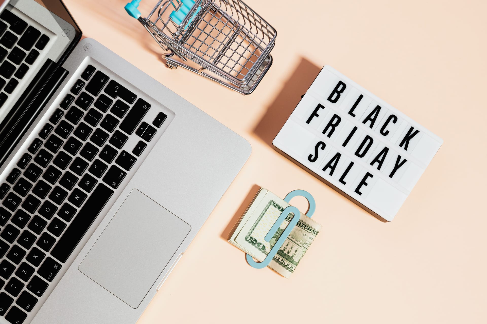 ordinateur portable ouvert pour faire son shopping en ligne durant le black friday
