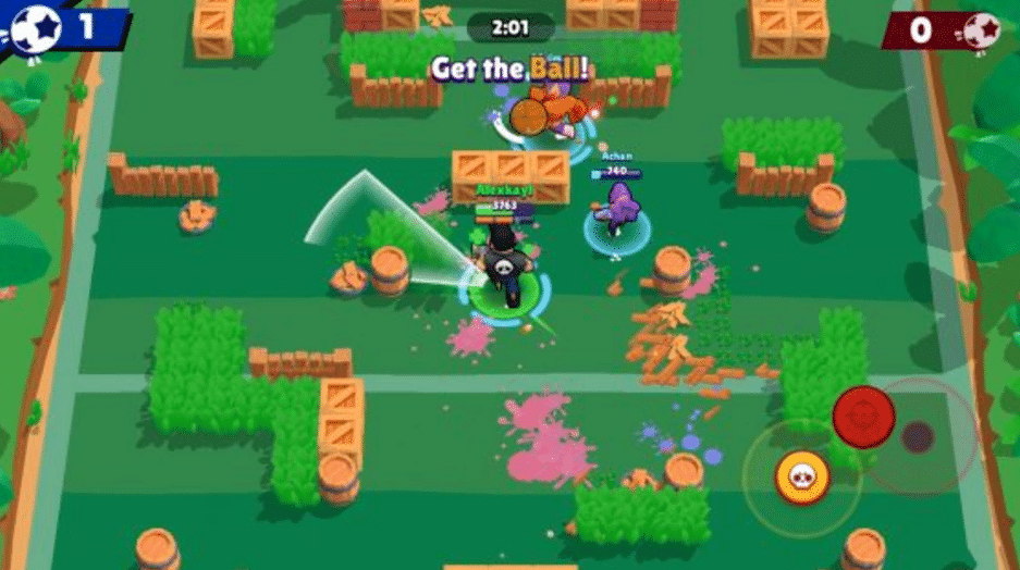 Image du jeu Brawl Stars, avec trois personnages en vue sur un terrain, le message "Get the Ball !" apparaissant à l'écran sous le chronomètre.