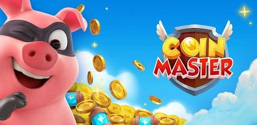 En premier plan il y a un cochon masqué qui fait un clin d'œil avec une montagne de pièces d’or derrière lui et le logo du jeu Coin Master avec un bouclier en bois portant des ailes.