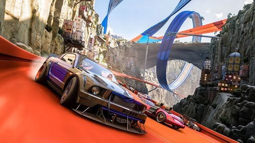 Capture d'écran du jeu Forza Horizon 5. Des voitures Hot Wheels roulent sur une piste folle avec des loopings.