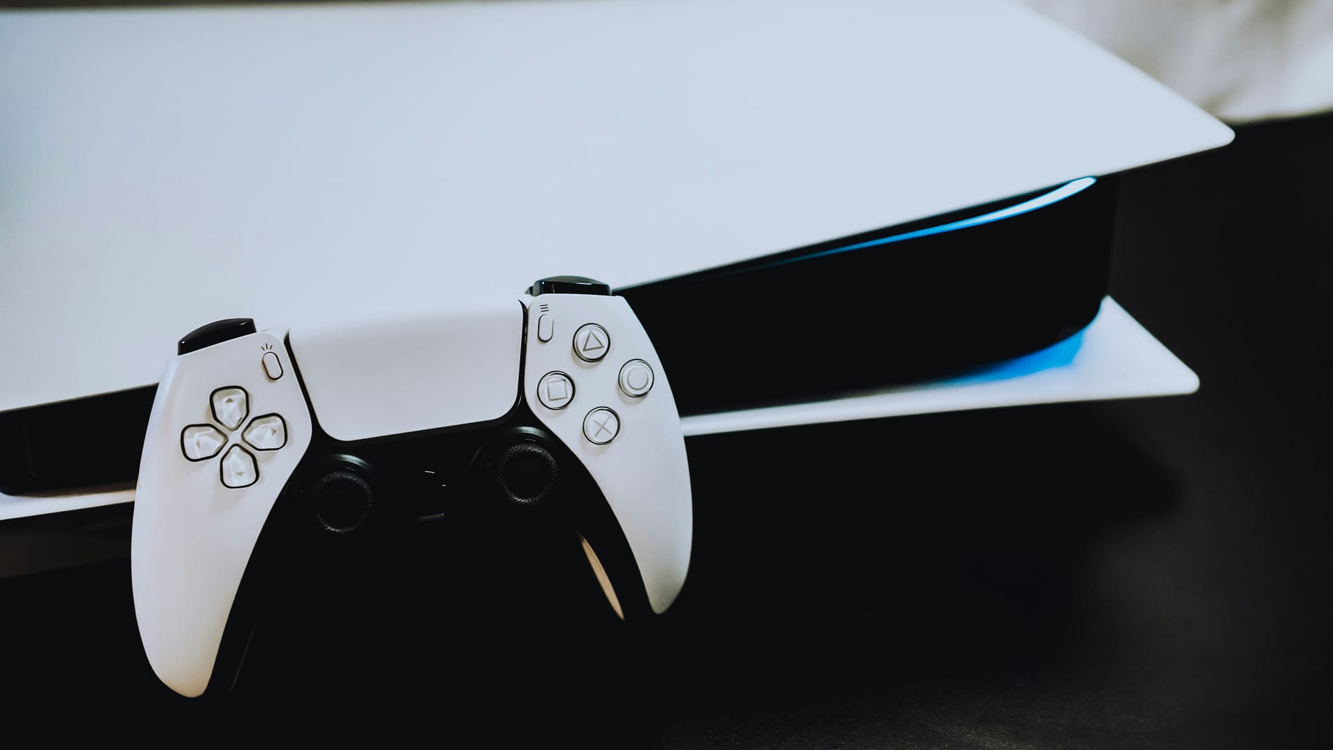 een foto van een PlayStation 5 console en controller