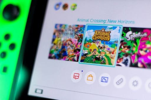 Écran d'accueil de la Nintendo Switch affichant trois jeux : Super Smash Bros. Ultimate, Animal Crossing New Horizons et Splatoon 2.