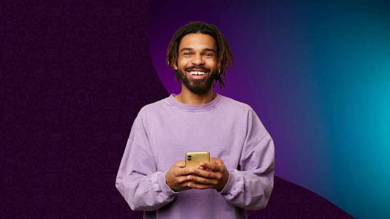 Man met telefoon voor paarse achtergrond