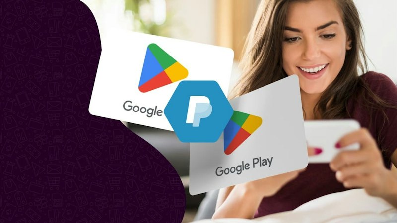 Twee Google Play-cadeaukaarten zweven in een paarse omgeving. In het midden staat een blauw PayPal-logo en rechts een vrouw die een telefoon zijwaarts vasthoudt.