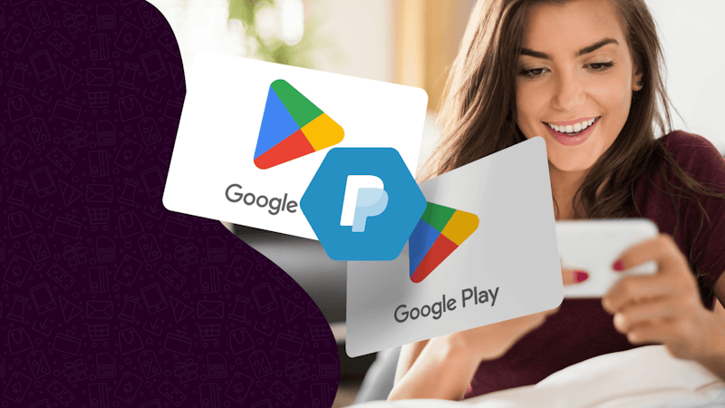 Zwei Google Play-Geschenkkarten schweben vor einem violetten Hintergrund. In der Mitte ist ein blaues PayPal-Logo. Rechts hält eine Person ein Handy quer.