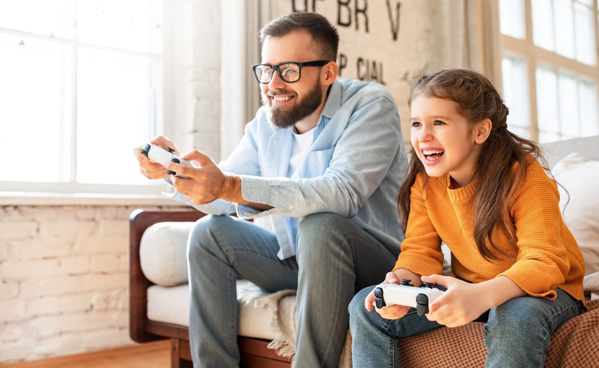 Een vader en dochter lachen terwijl ze samen PlayStation spelen in hun woonkamer.