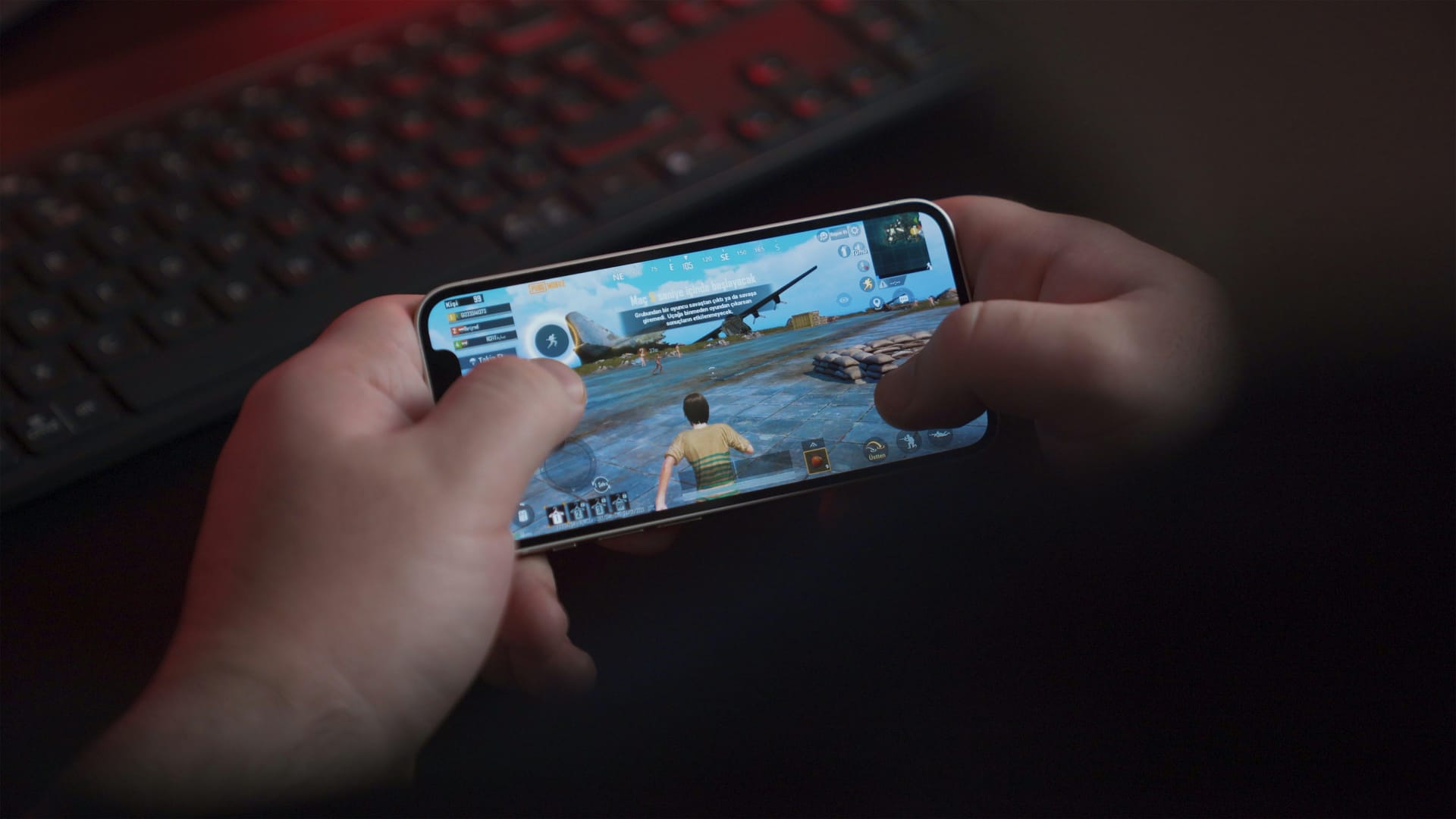 Man_speelt_pubg_mobiel_op_telefoon_5e5f2f1ba5.jpg