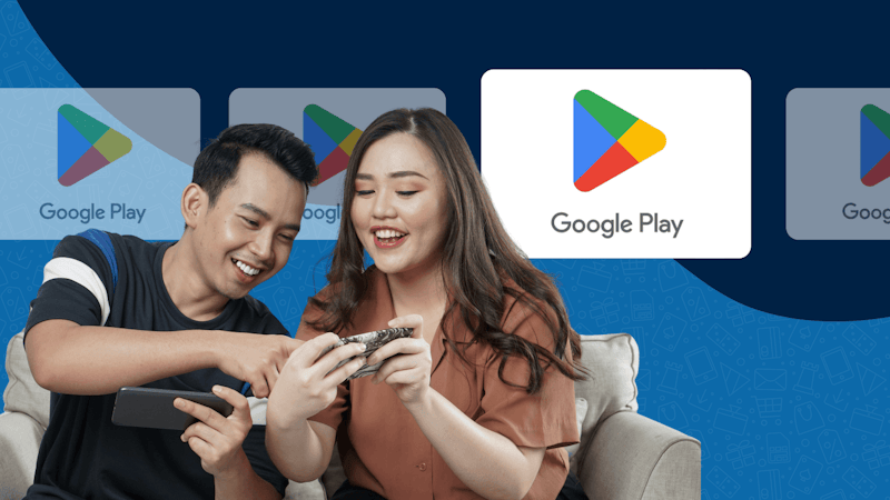 Ein Pärchen, das am Handy ist. Die eine Person zeigt auf das Handy der anderen. Im Hintergrund ist eine Google Play-Karte zu sehen.