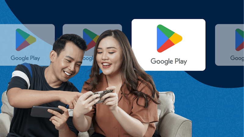 Ein Pärchen, das am Handy ist. Die eine Person zeigt auf das Handy der anderen. Im Hintergrund ist eine Google Play-Karte zu sehen.