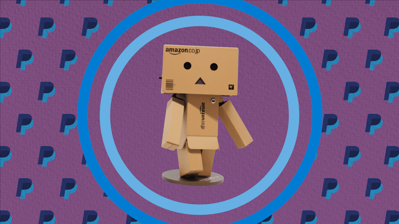 Pudełkowy ludzik Amazon na fioletowym tle z logo PayPal