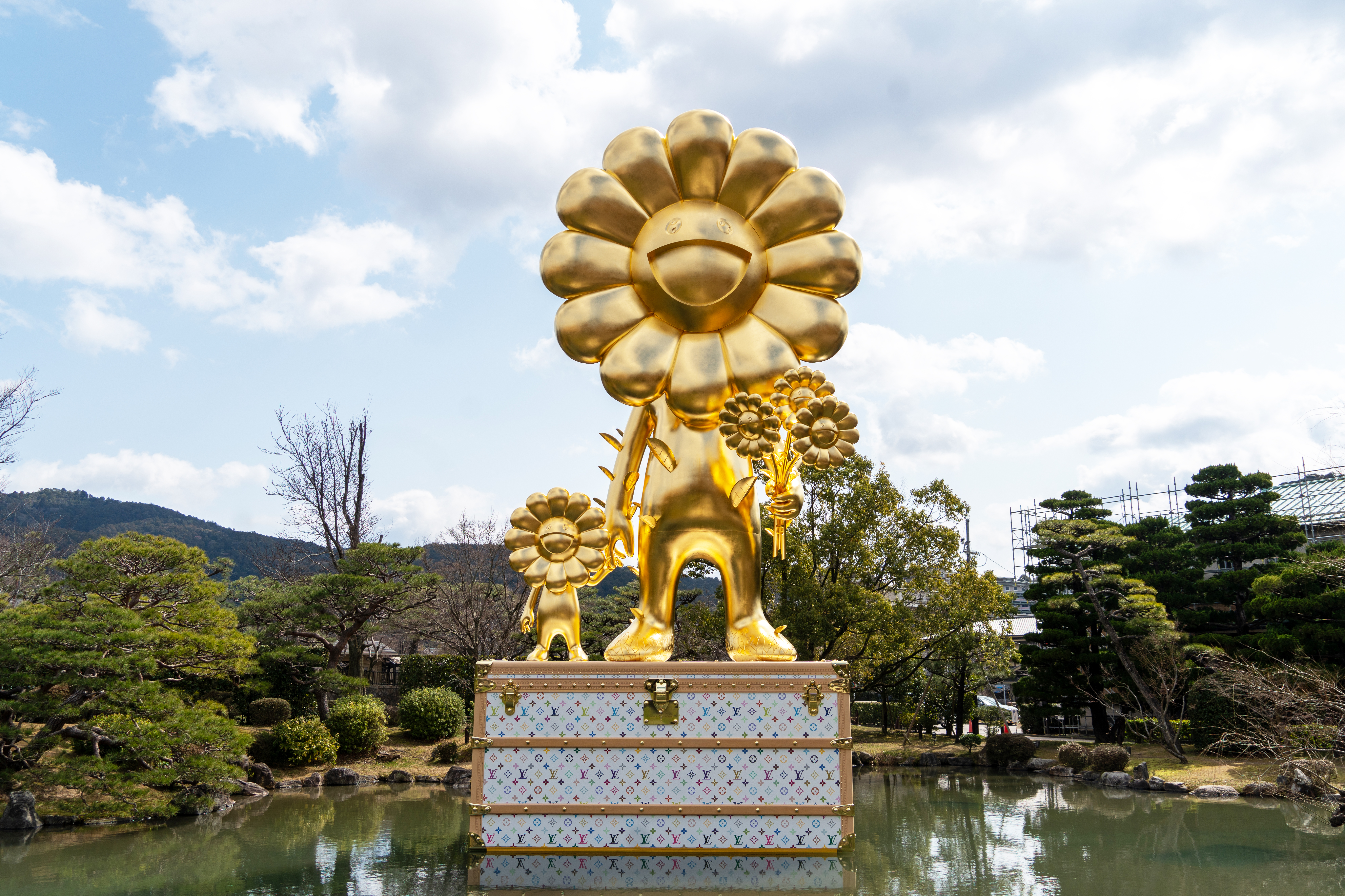 村上隆與Louis Vuitton 再度合作，巨型雕塑《Flower Parent and Child