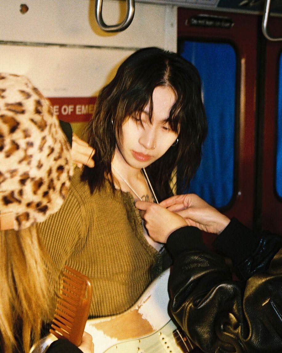 從Bedroom Singer 變身席捲世界的音樂鬼才，認識Keshi 的轉型之路