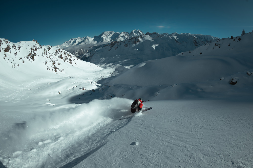 Ski freeride dans la poudreuse à Courchevel
