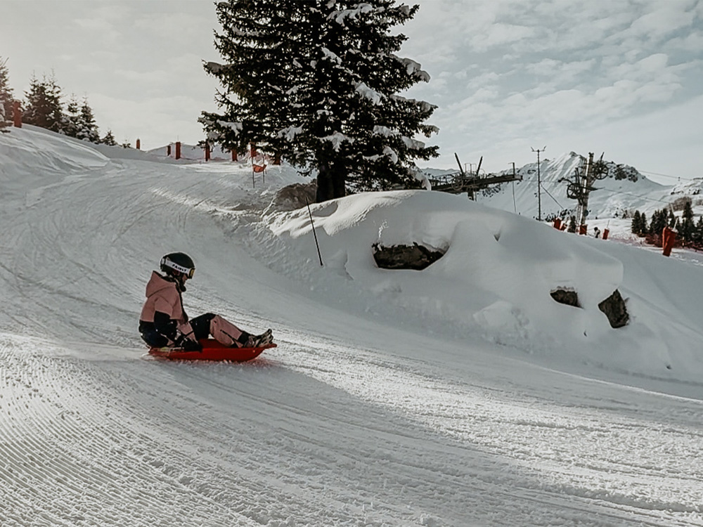 Lugeur en pleine descente sur une piste de luge à Courchevel