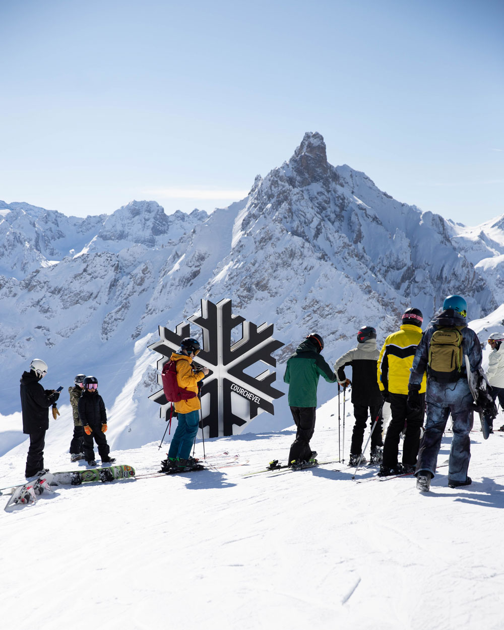 Flocon géant au sommet de la Saulire à Courchevel avec des skieurs à proximité