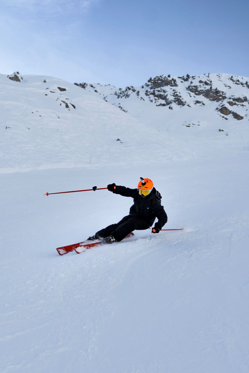 Un skieur descend une piste de ski