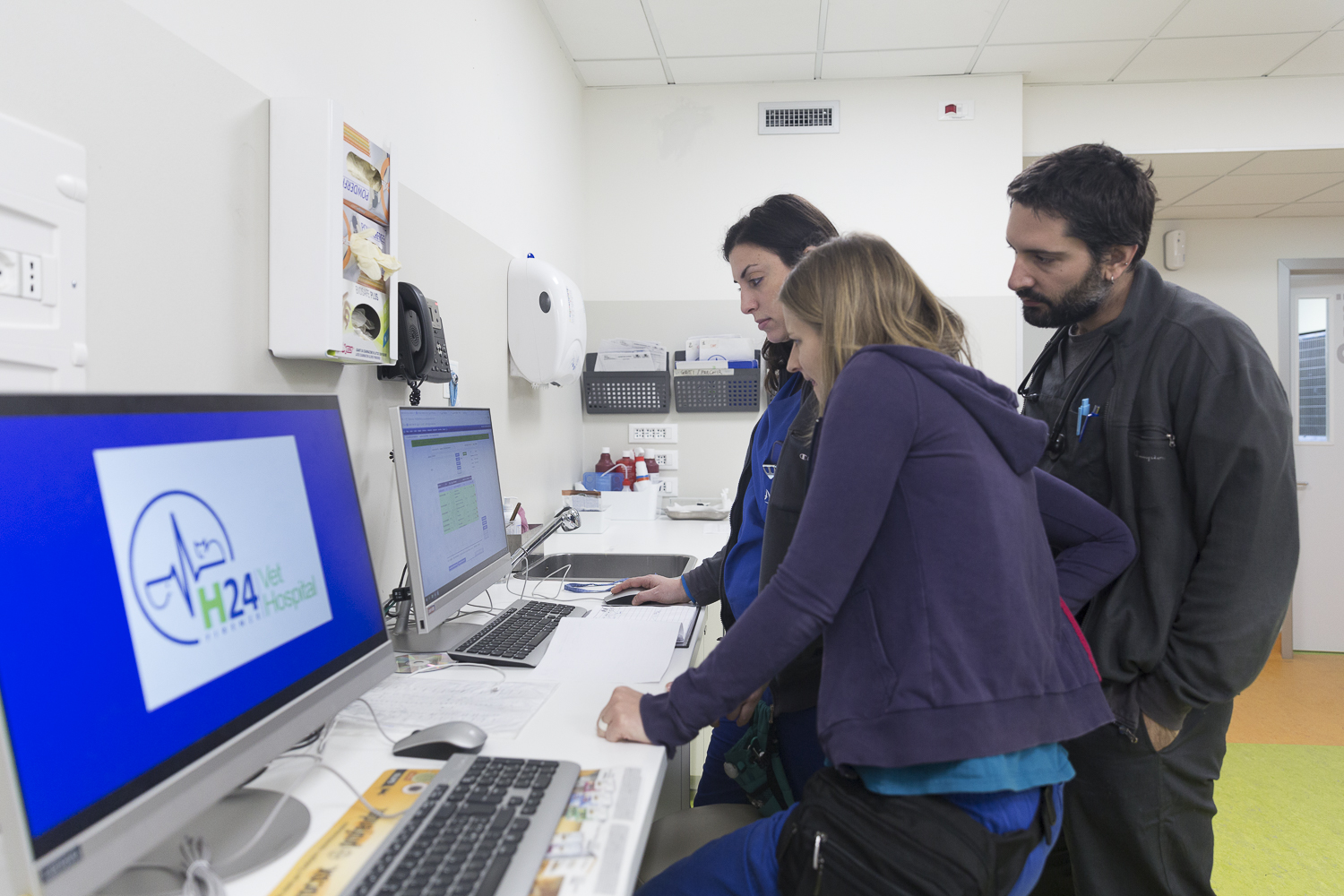tre medici veterinari guardano analisi di pet al computer al vet Hospital H24 Firenze