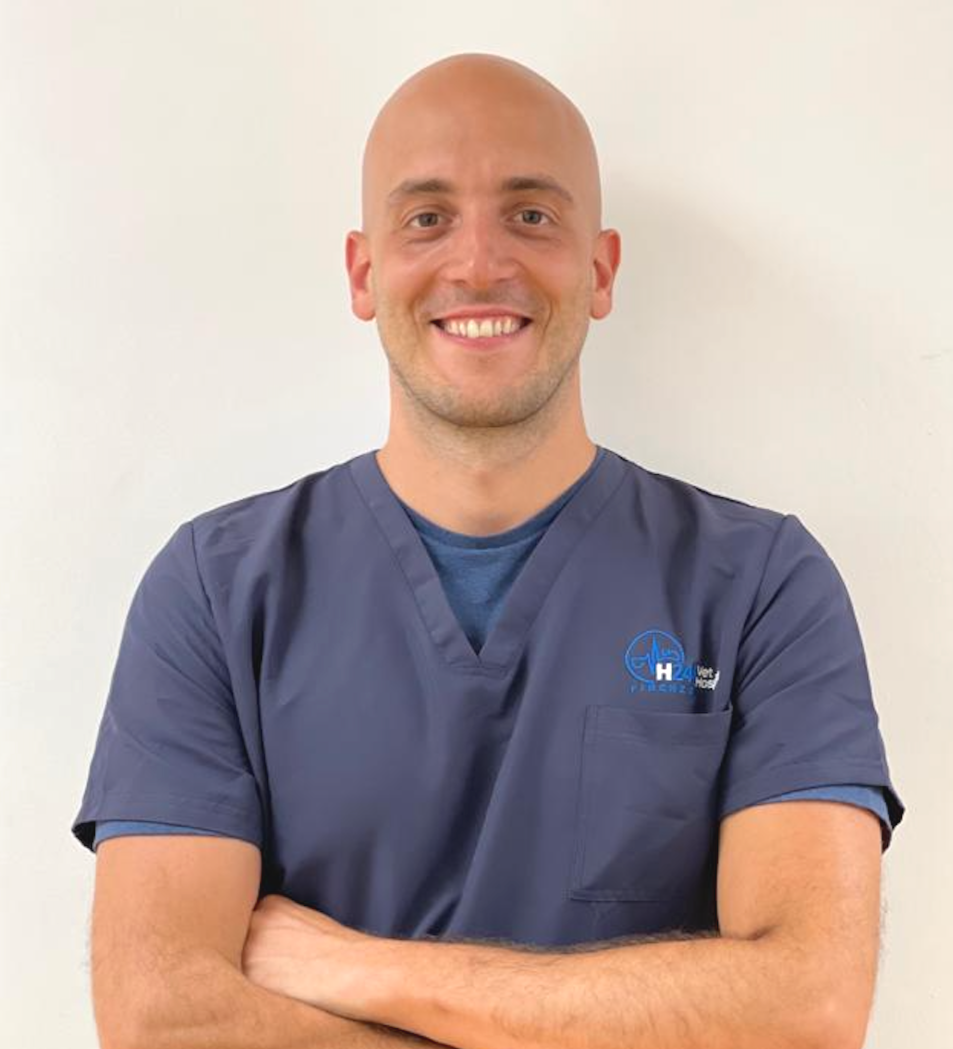 Il Dott. Fabio Frazzica sorridente con le braccia conserte su sfondo bianco.