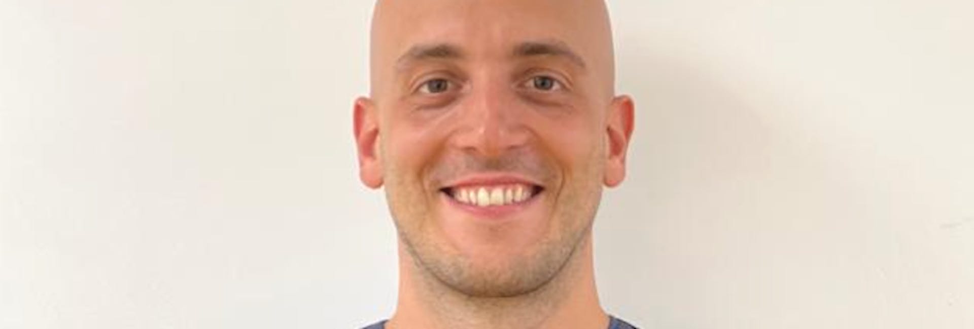 Foto del Dr. Fabio Frazzica Il Dott. Fabio Frazzica sorridente con le braccia conserte su sfondo bianco.