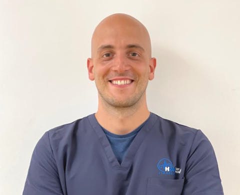 Foto del Dr. Fabio Frazzica Il Dott. Fabio Frazzica sorridente con le braccia conserte su sfondo bianco.