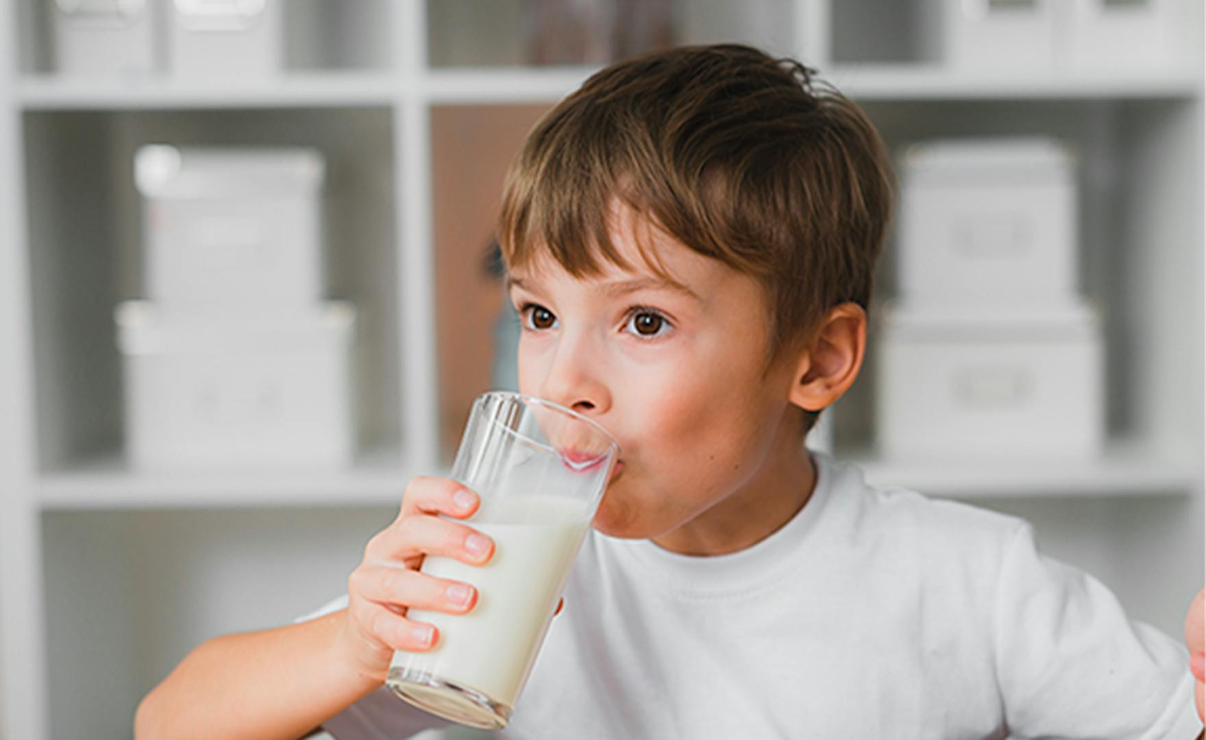 Jongetje drinkt Melkunie melk.