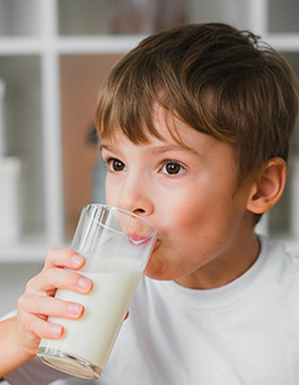 Jongetje drinkt Melkunie melk.