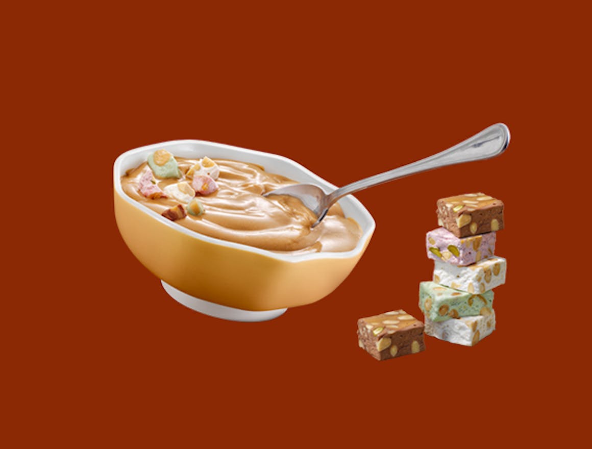 Melkunie karamel vla met nougatkruimels.