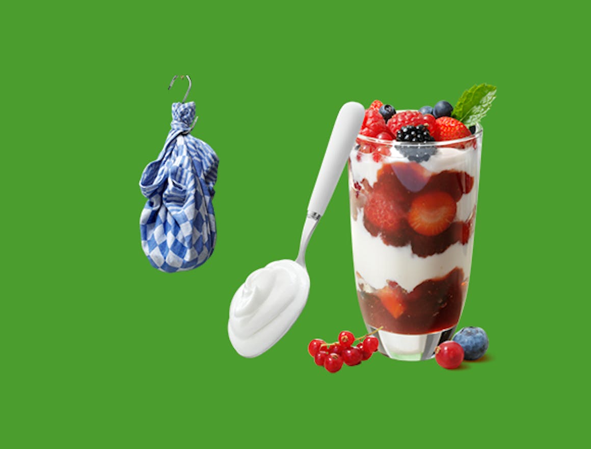 Melkune halfvolle yoghurt met aardbeien en bessen.