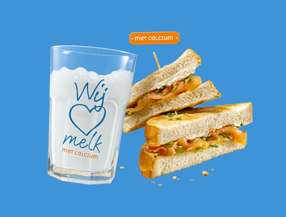 Melkunie halfvolle melk met sandwich.
