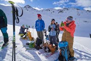 Personen bei einer Pause auf einer Skitour.