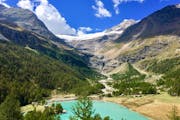 Landschaft im Gebiet des Bernina-Pass, man sieht einen türkisenen Bergsee und Berge.