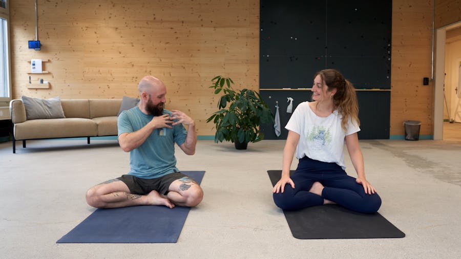 13 Yogaübungen zum Aufwärmen – zum Bouldern oder Klettern - Transa.ch
