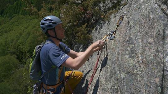 Guide Mode Building a belay when climbing: how to do it - Transa.ch
