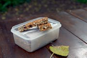 Ein Tupperware voller selbst gemachter Müesliriegel.